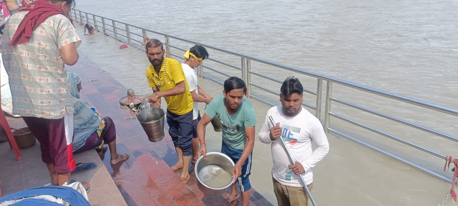 गिरवर नाथ जनकल्याण धर्मार्थ ट्रस्ट ने गंगा घाटों पर चलाया सफाई अभियान