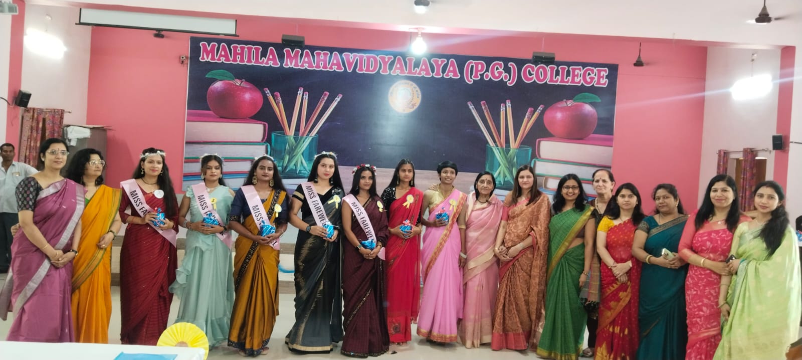 महिला विद्यालय डिग्री कॉलेज में विदाई पार्टी का आयोजन