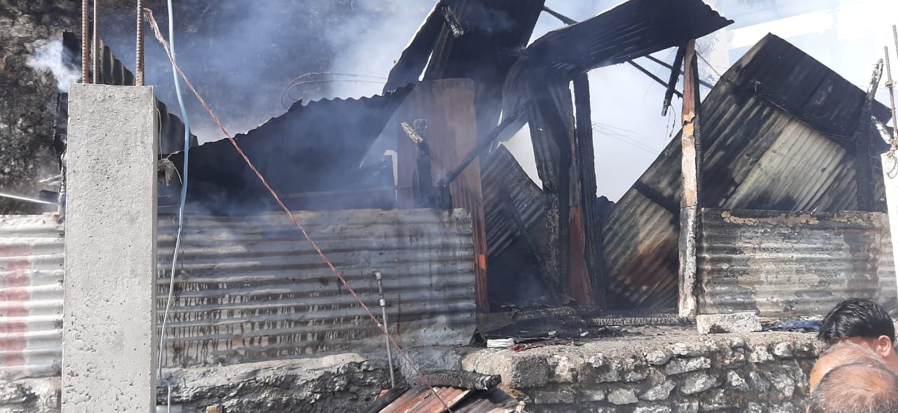 मसूरी में चांडालघडी में एक घर में लगी आग, आग लगने से घर में रखा सामान जलकर खाक, एसडीएम ने पीडित परिवार को दी मदद