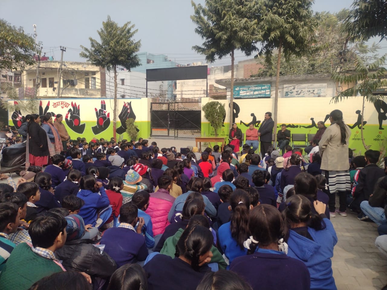 शहर व्यापार मंडल ज्वालापुर ने स्कूली बच्चों को बांटे गर्म स्वेटर
