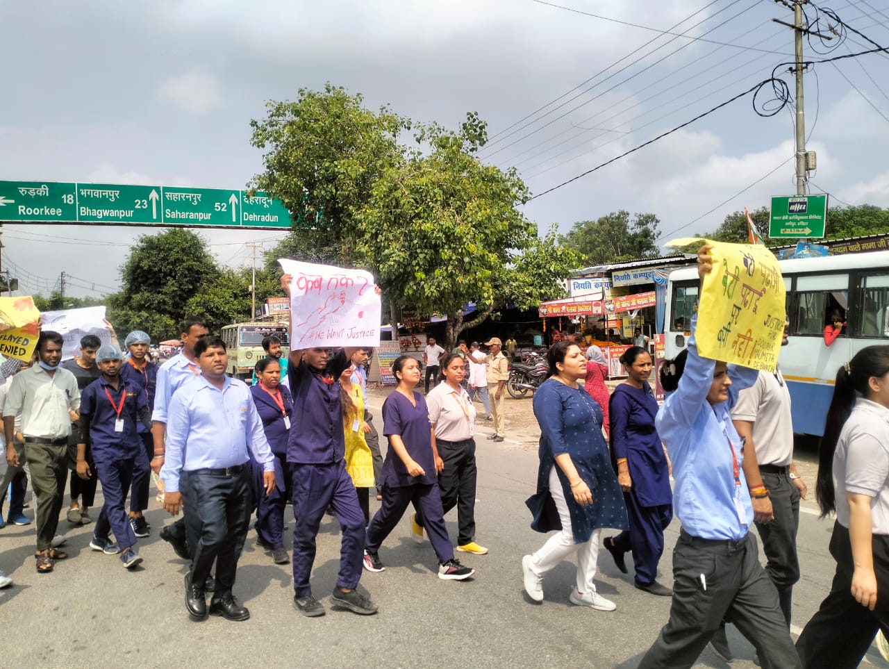 कोलकाता की घटना से खफा मेडिकल स्टूडेंट ने रैली निकालकर किया विरोध प्रदर्शन