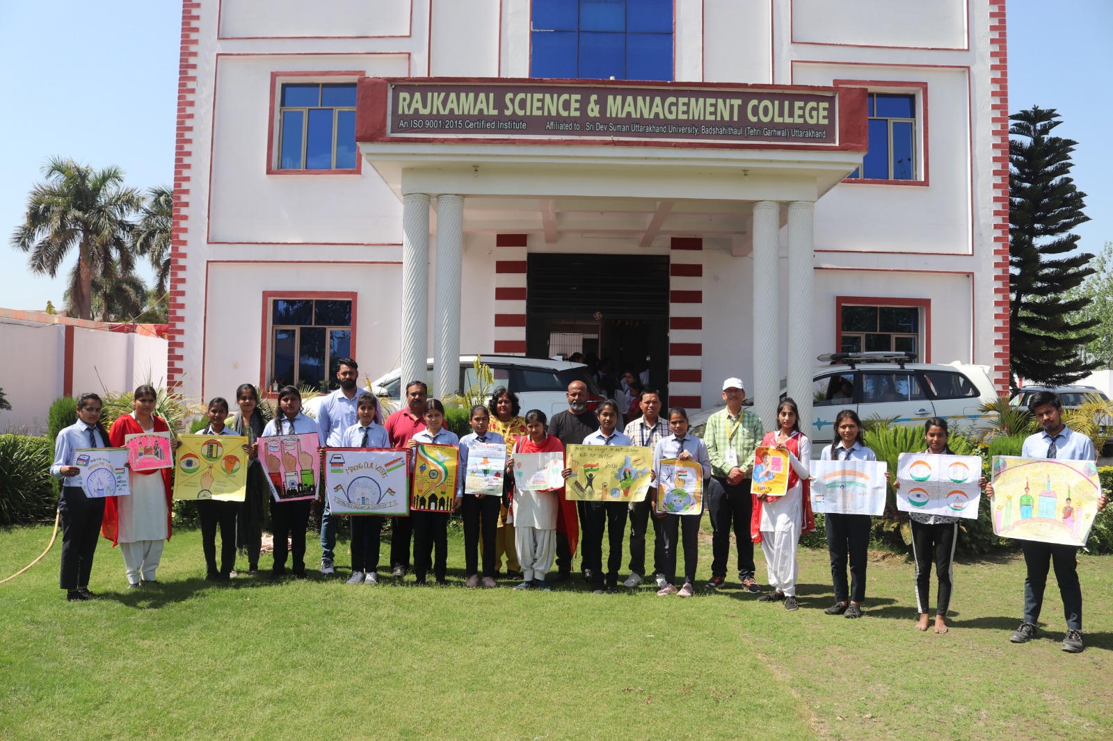 राजकमल कॉलेज के विद्यार्थियों ने रंगोली व पोस्टर बनाकर अनिवार्य मतदान का दिया संदेश
