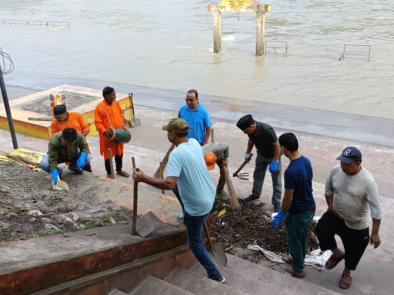 भागीरथी कला संगम के द्वारा अलकेश्वर घाट व अलकनंदा नदी के आसपास चलाया स्वच्छता अभियान                                                     