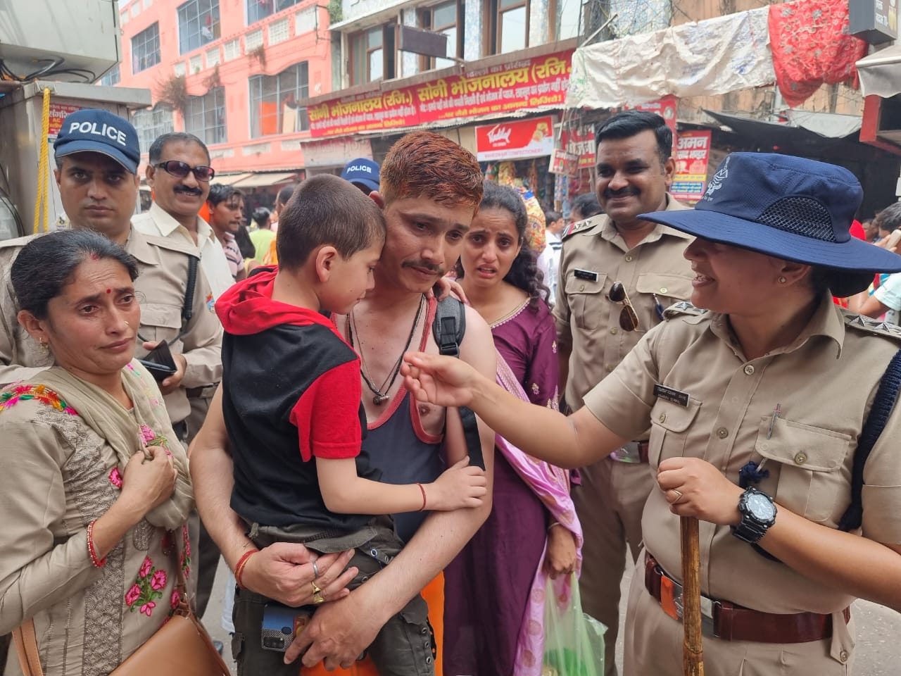 6 वर्षीय बालक आदित्य भीड़ में अपने परिजनों से पिछड़ा ड्यूटी पर तैनात पुलिस कर्मियों द्वारा सकुशल परिजनों को किया गया सुपुर्द