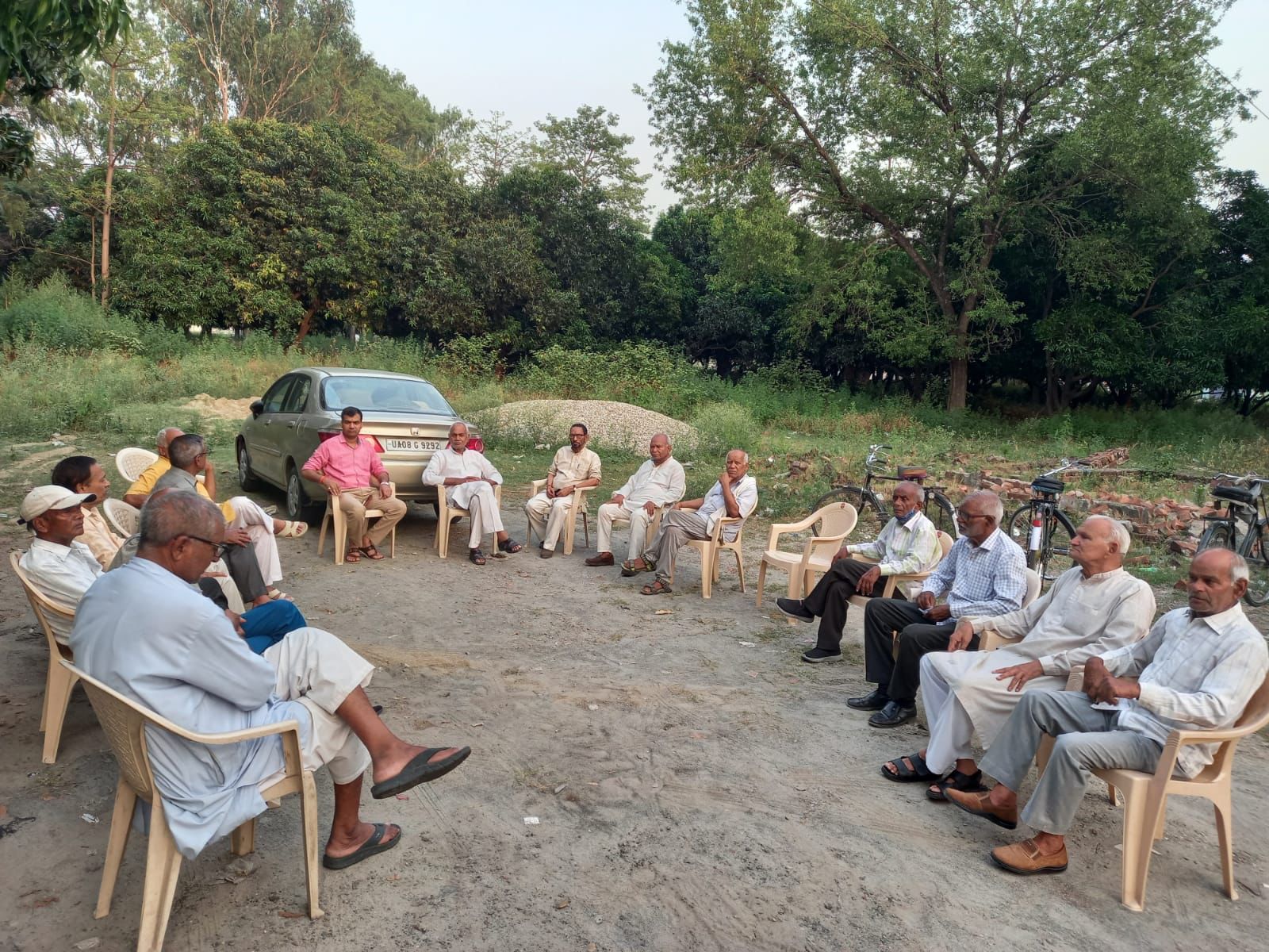 कांग्रेस कार्यालय टिहरी विस्थापित में कांग्रेस पार्टी नगर पालिका शिवालिक नगर के कार्यकर्ताओं द्वारा बैठक का किया गया आयोजन