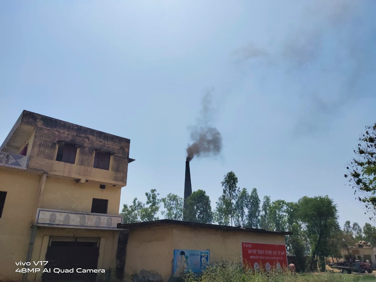 जनपद में विभिन्न स्थानों पर चल रहे ईंट भट्ठे रबड़ के धुए से फैला रहे हैं प्रदूषण प्रशासन मोन 