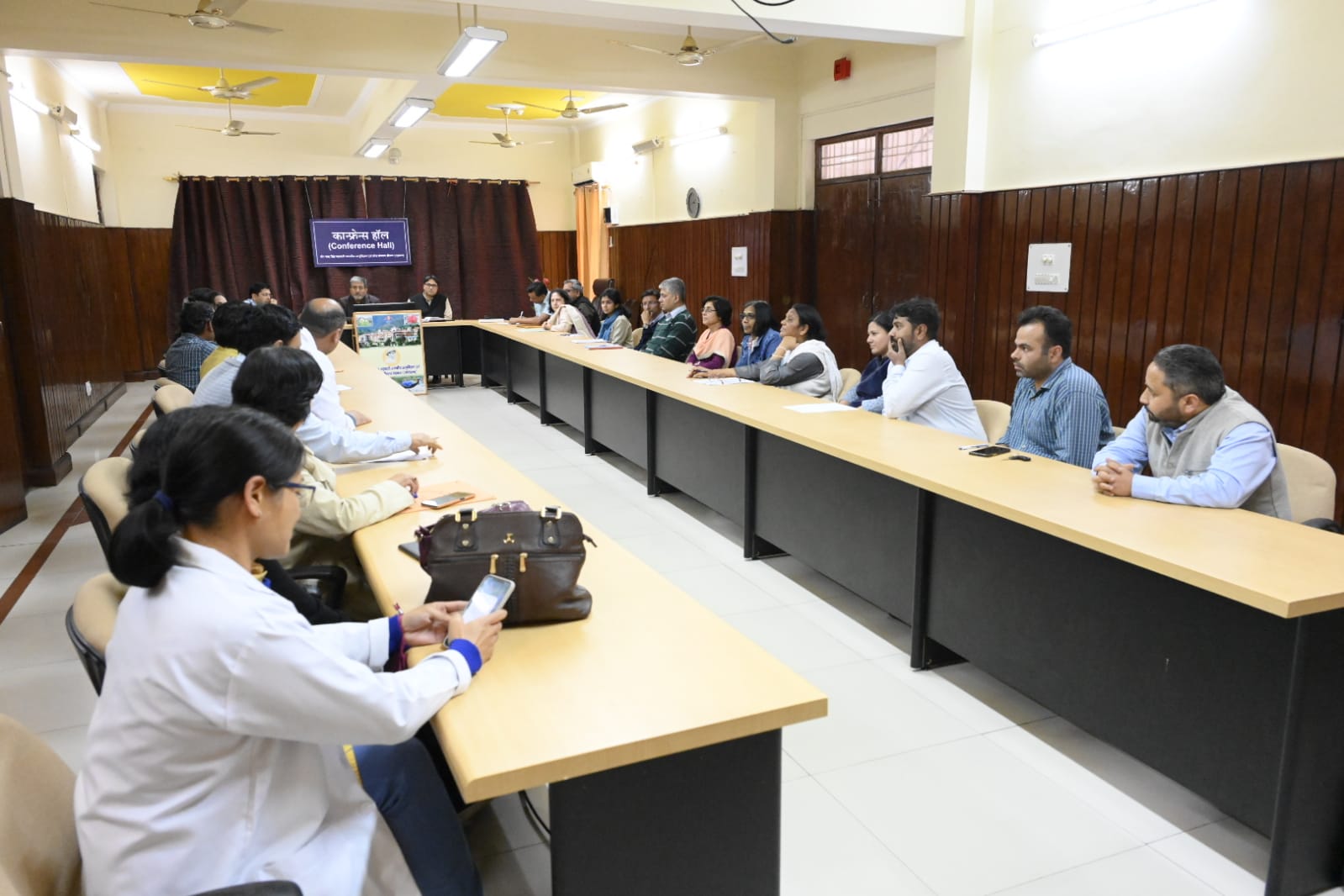 मेडिकल कॉलेज श्रीनगर में चिकित्सा शिक्षा विभाग के संयुक्त निदेशक ने की बैठक