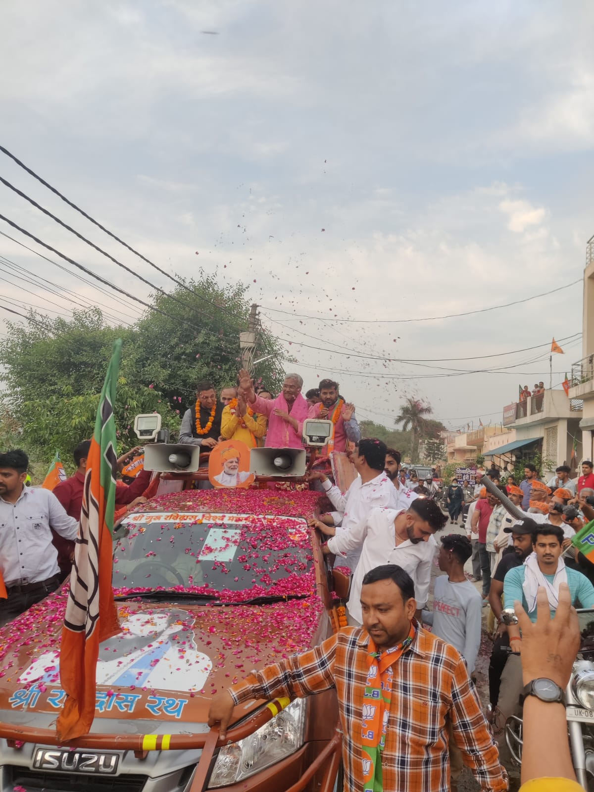 भाजपा प्रत्याशी त्रिवेंद्र सिंह रावत ने भव्य रोड शो कर जनता से मांगे वोट