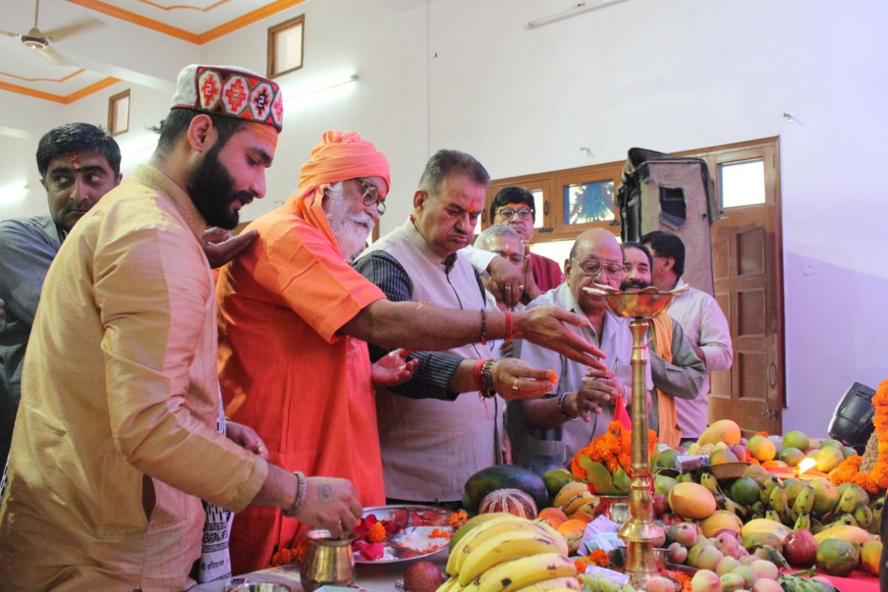 कृषि मंत्री गणेश जोशी ने टपकेश्वर महादेव मंदिर में आयोजित सुन्दरकाण्ड पाठ का किया शुभारम्भ