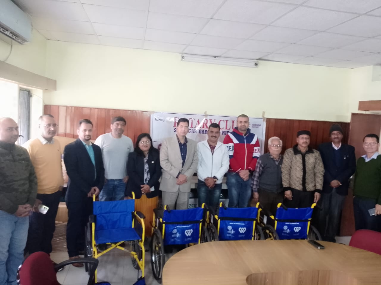         रोटरी क्लब श्रीनगर द्वारा जरूरतमंद मरीजों के लिए प्रदान की गई व्हील चेयर्स