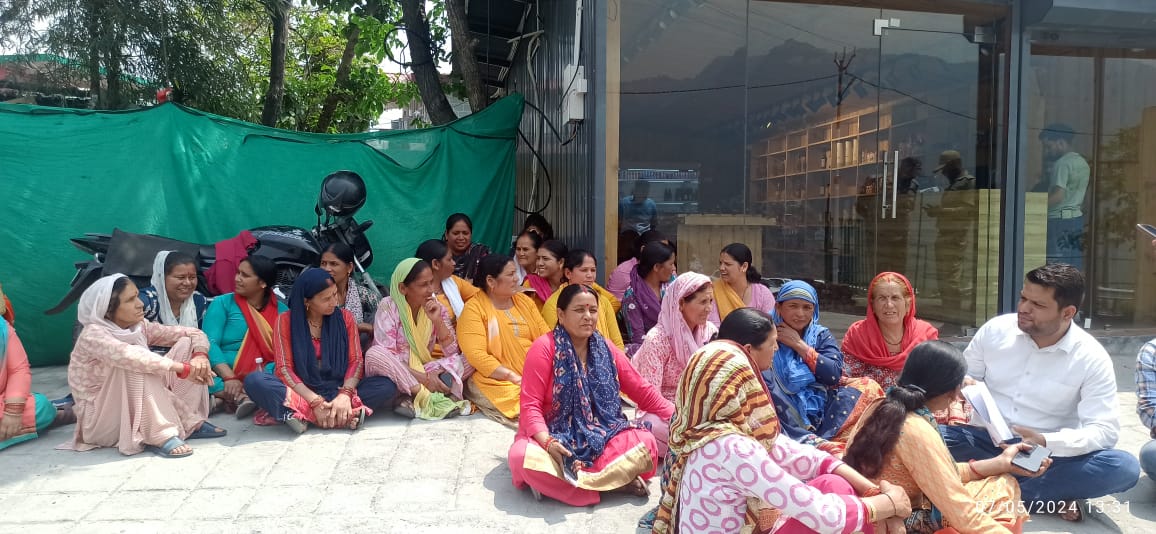 मसूरी भट्टा ग्राम में शराब की दुकान खुलने से आक्रोशित महिलाओं ने भाजपा सरकार के खिलाफ किया प्रदर्शन