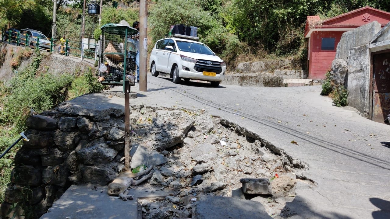 मसूरी में कैबिनेट मंत्री गणेश जोशी के आवास के पास की सड़क क्षतिग्रस्त, दे रही दुर्घटना को दावत, जनता में आक्रोश