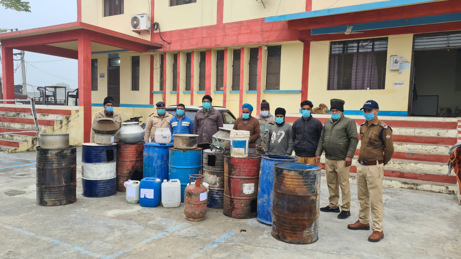 खानपुर पुलिस की छापेमारी में 70 लीटर कच्ची शराब व 4000 लीटर लाहन बरामद,5 गिरफ्तार