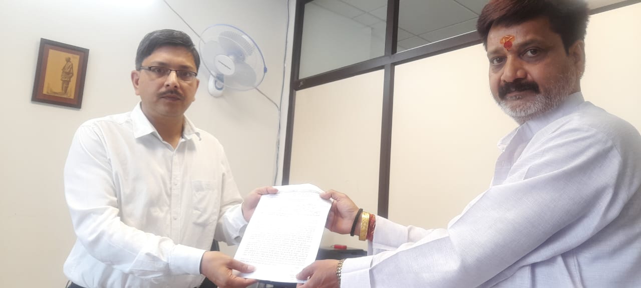 लघु व्यापारी नेता संजय चोपड़ा ने अपर सचिव शहरी विकास को सौंपा मांग पत्र