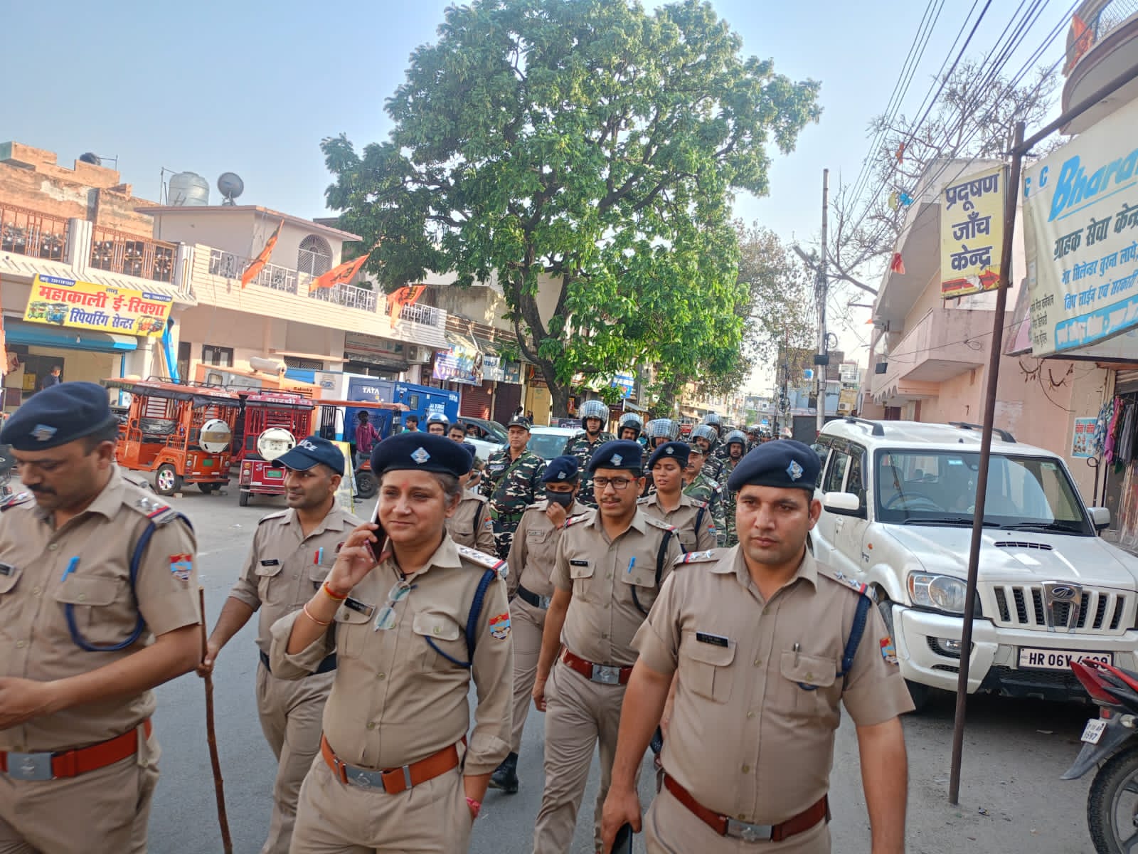 चुनाव के मद्देनजर कनखल पुलिस ने अर्धसैनिक बलों के साथ निकाला फ्लैग मार्च