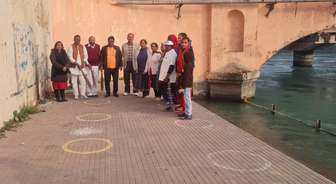 स्पर्श गंगा और गंगा परिवार ने पुल जटवाड़ा पर चलाया स्वच्छता अभियान