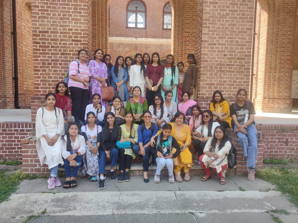 कन्या गुरुकुल की छात्राओं ने किया एफ.आर.आई. देहरादून का शैक्षणिक भ्रमण
