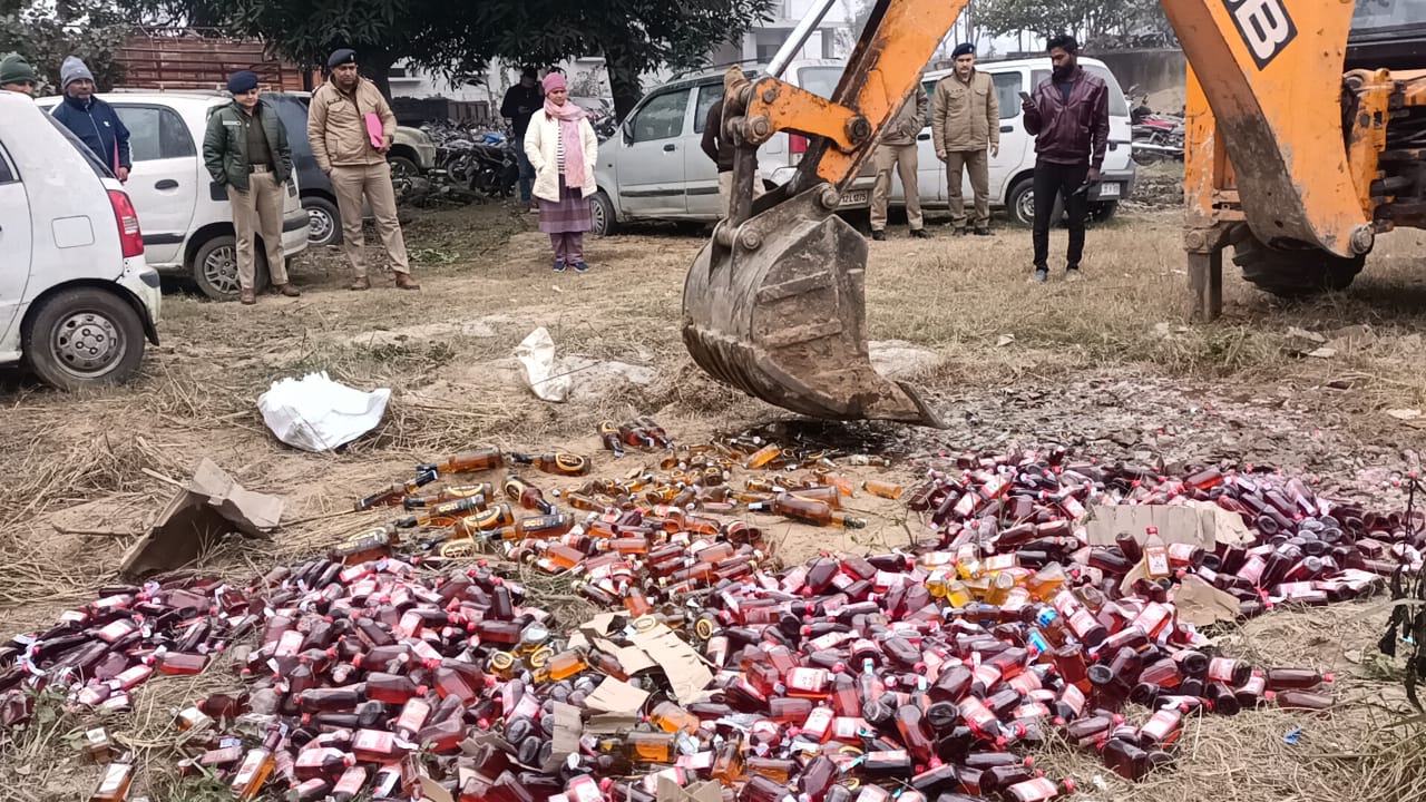 पुराने मुकदमों से संबंधित 748 लीटर शराब को बहादराबाद पुलिस ने किया नष्ट