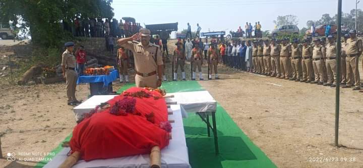 चंपावत पुलिस द्वारा थाना बनबसा मे तैनात महिला उपनिरीक्षक विजयलक्ष्मी के पार्थिव शरीर को दी अंतिम विदाई
