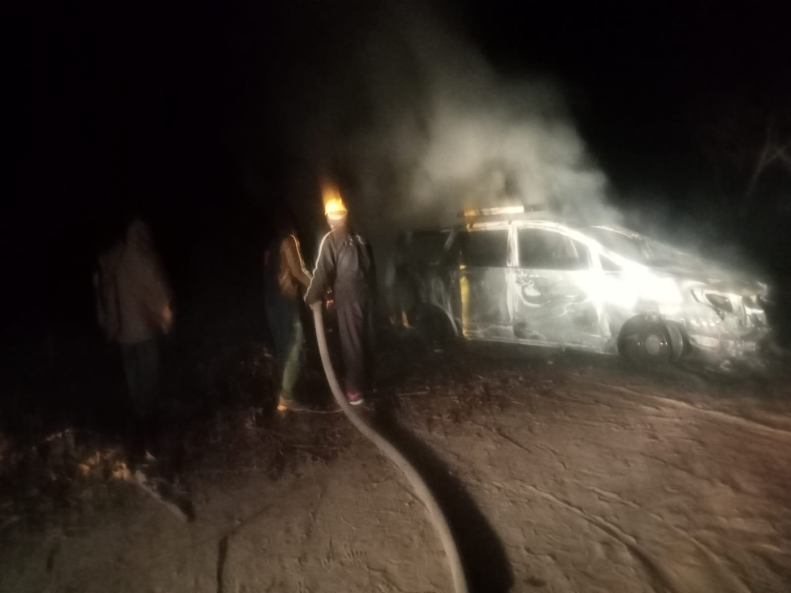 आग का गोला बनी चलती कार,चालक ने कूदकर बचाई जान