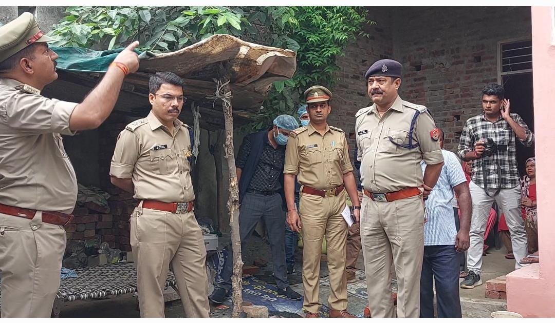 हसनपुर चुंगी के पीछे वाली गली में संदिग्ध परिस्थितियों में महिला की हत्या मौके पर वरिष्ठ पुलिस अधीक्षक व एसपी सिटी पहुंचे