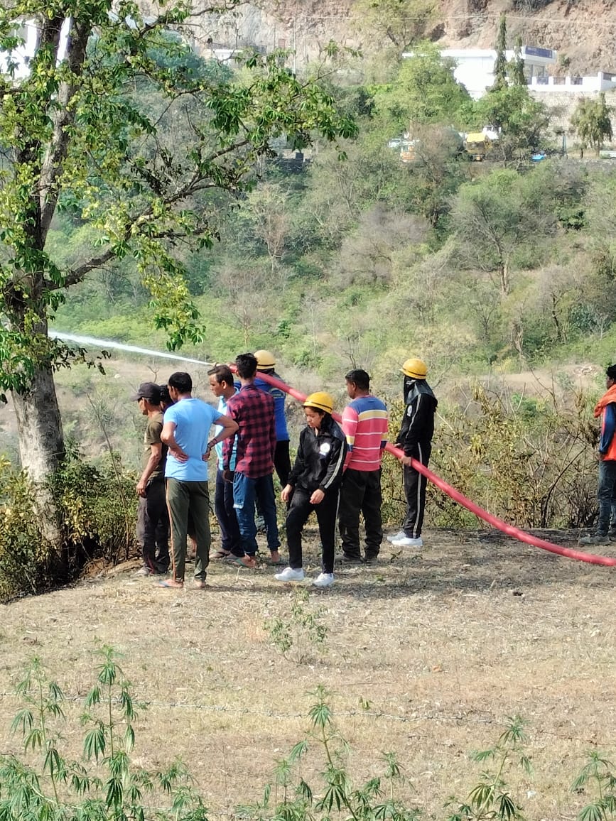 छात्र-छात्राओं को अग्नि सुरक्षा के संबंध में फायर यूनिट श्रीनगर ने किया जागरूक