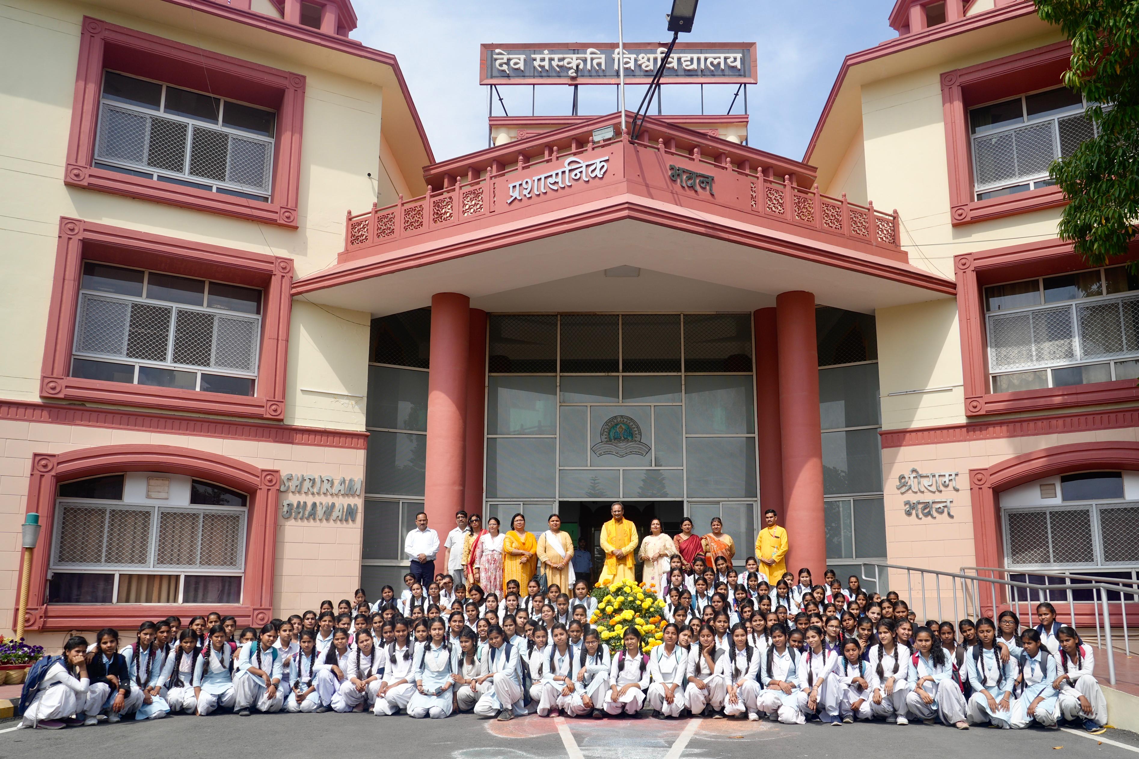 जीजीआईसी ज्वालापुर की छात्राओं ने किया शांतिकुंज व देसंविवि का शैक्षिक भ्रमण