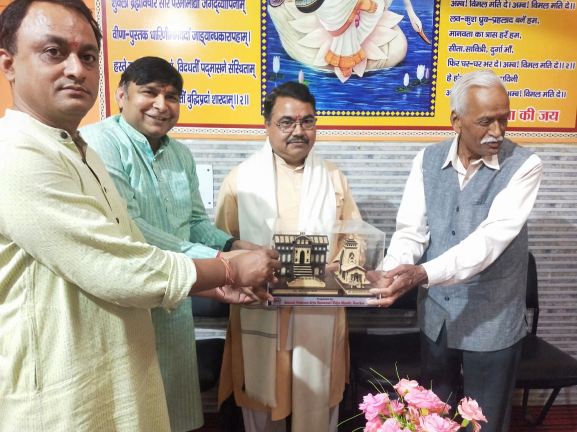 आनन्द स्वरुप आर्य सरस्वती विद्या मन्दिर रुड़की में होनहार विद्यार्थियों का सम्मान