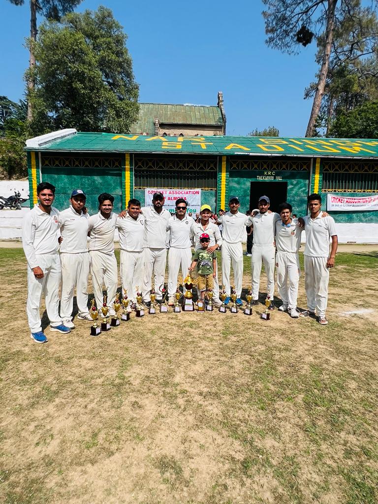 बसभीड़ा स्पोर्ट्स क्लब को हराकर रानीखेत क्रिकेटर्स ने फाइनल किया अपने नाम, सागर रावत को मिला प्लेयर ऑफ द टूर्नामेंट का खिताब