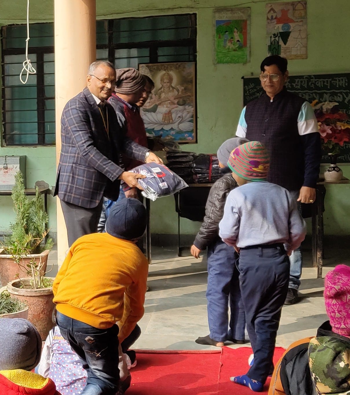 नेताजी सुभाष चंद्र बोस आवासीय छात्रावास अलीपुर के छात्रों को ट्रैक सूट का वितरण