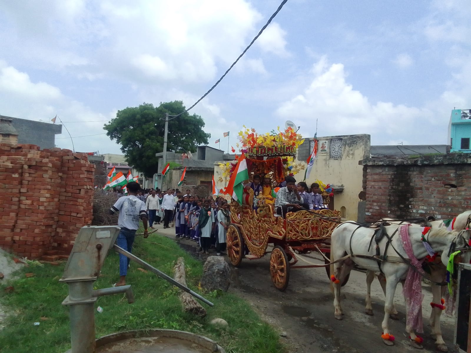 स्वतंत्रता दिवस के उपलक्ष्य में श्री बालाजी इंटर कॉलेज से निकाली गई तिरंगा यात्रा