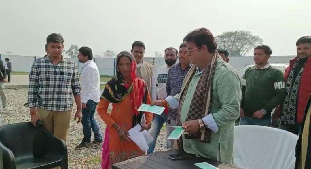 खानपुर विधायक द्वारा ग्रामीणों को वितरित किए गए आर्थिक सहायता धनराशि के 20 चेक