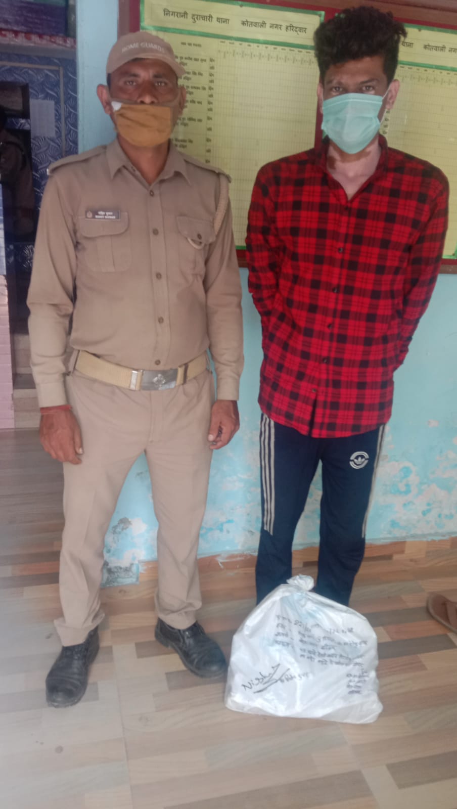 कोतवाली नगर हरिद्वार द्वारा एक व्यक्ति को स्कूटी में अवैध शराब ले जाते हुए किया गया गिरफ्तार