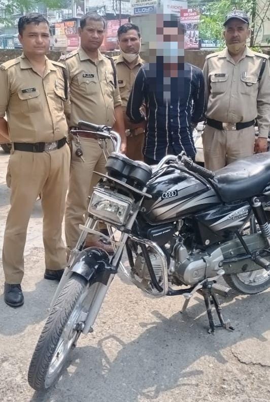 जजी कोर्ट में खड़ी मोटरसाइकिल को चोरी करने वाले अभियुक्त को कोतवाली हल्द्वानी पुलिस ने मय चोरी की मोटरसाइकिल बरामद कर किया गिरफ्तार