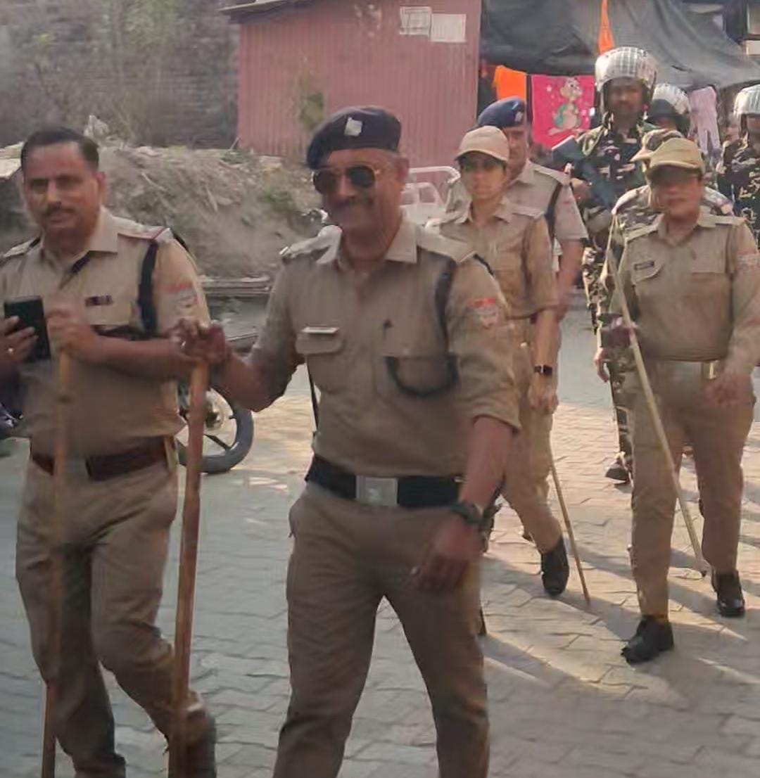 लोकसभा चुनाव को लेकर बहादराबाद पुलिस ने अर्द्धसैनिक बलो के साथ निकाला फ्लैग मार्च