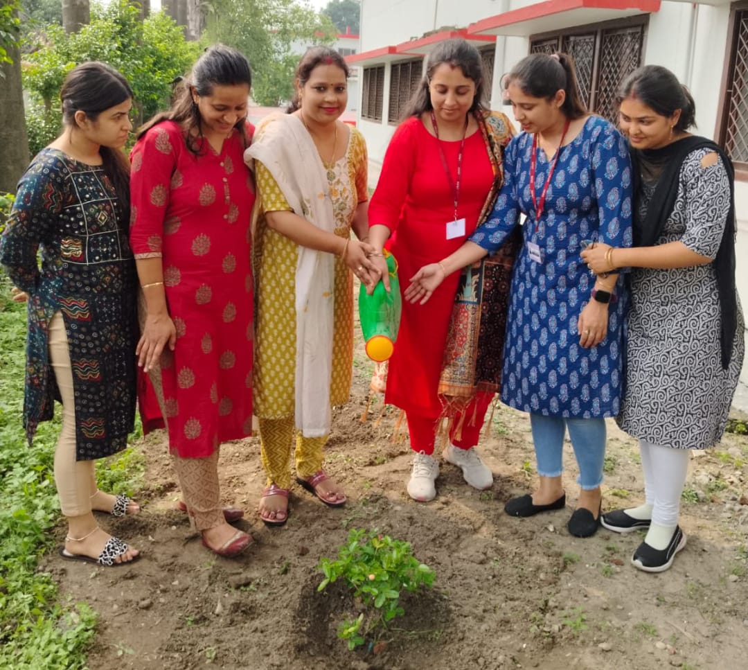 रामानंद इंस्टीट्यूट ऑफ फार्मेसी एंड मैनेजमेंट कालेज में मनाया गया हरेला पर्व 