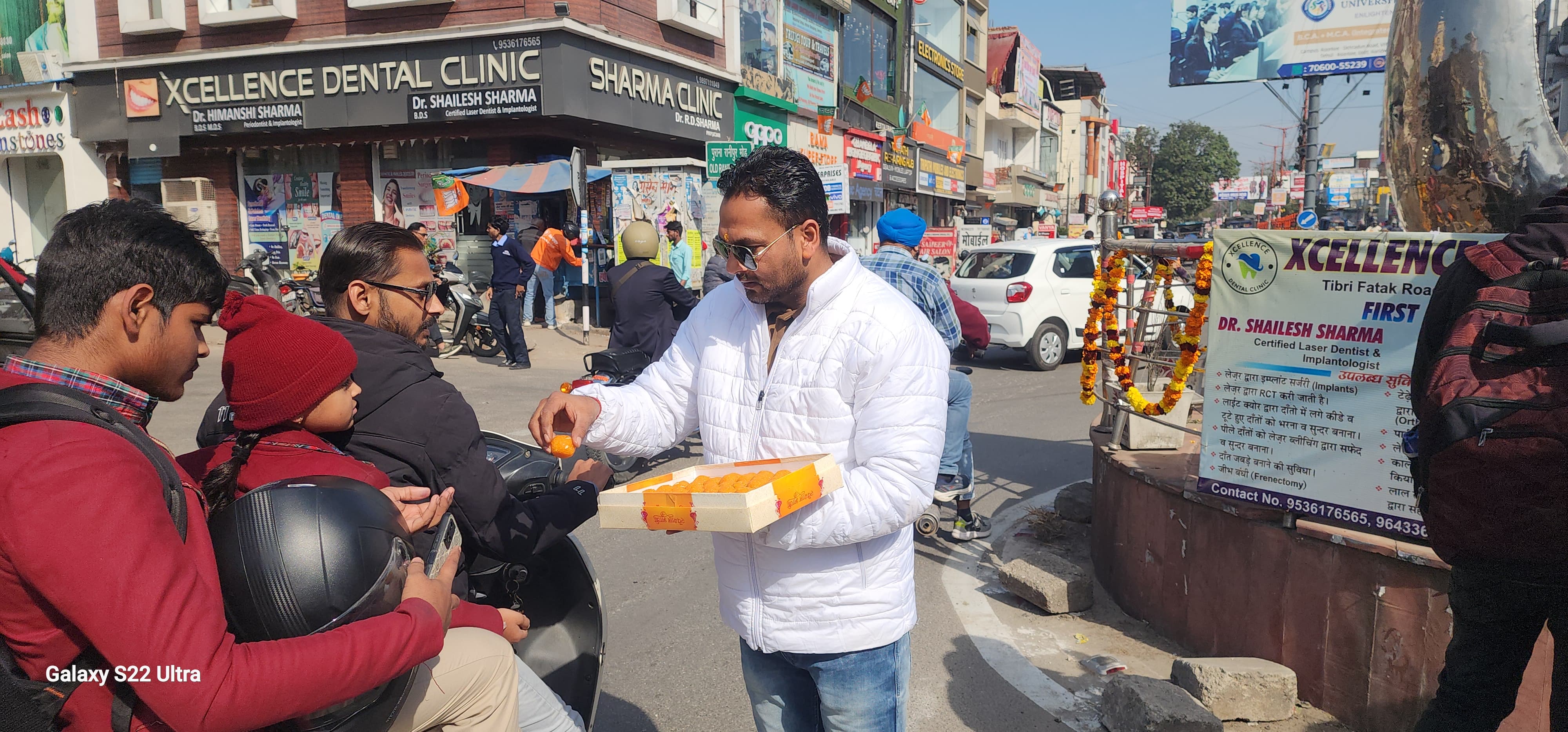 रामलला की प्राण प्रतिष्ठा की वर्षगांठ पर श्री अखंड परशुराम अखाड़े ने बांटी मिठाई