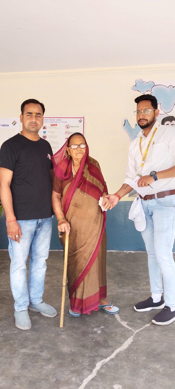 सरस्वती विद्या मंदिर भेल के एनएसएस स्वयंसेवियों ने मतदान में की दिव्यांगजनों,बुजुर्गों की मदद