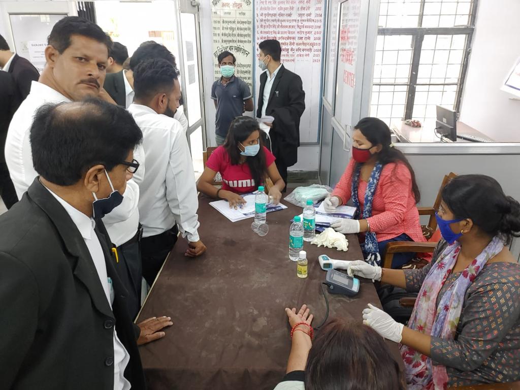 जिला हरिद्वार के बार संघ कार्यालय में अवध बिहारी चैरिटेबल ट्रस्ट के तत्वाधान में चिकित्सा शिविर का किया गया आयोजन
