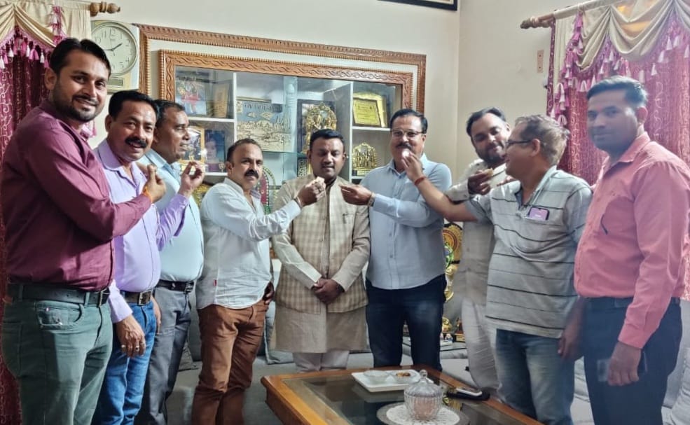 पुष्कर सिंह धामी की ऐतिहासिक जीत पर मेयर गौरव गोयल के घर पहुंचकर कार्यकर्ताओं ने दी बधाई