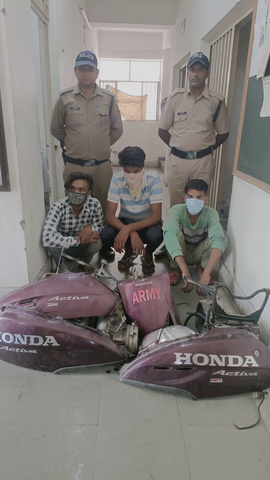 कोतवाली कैंट पुलिस के द्वारा स्कूटी चोरी करने वाले तीन आरोपी गिरफ्तार