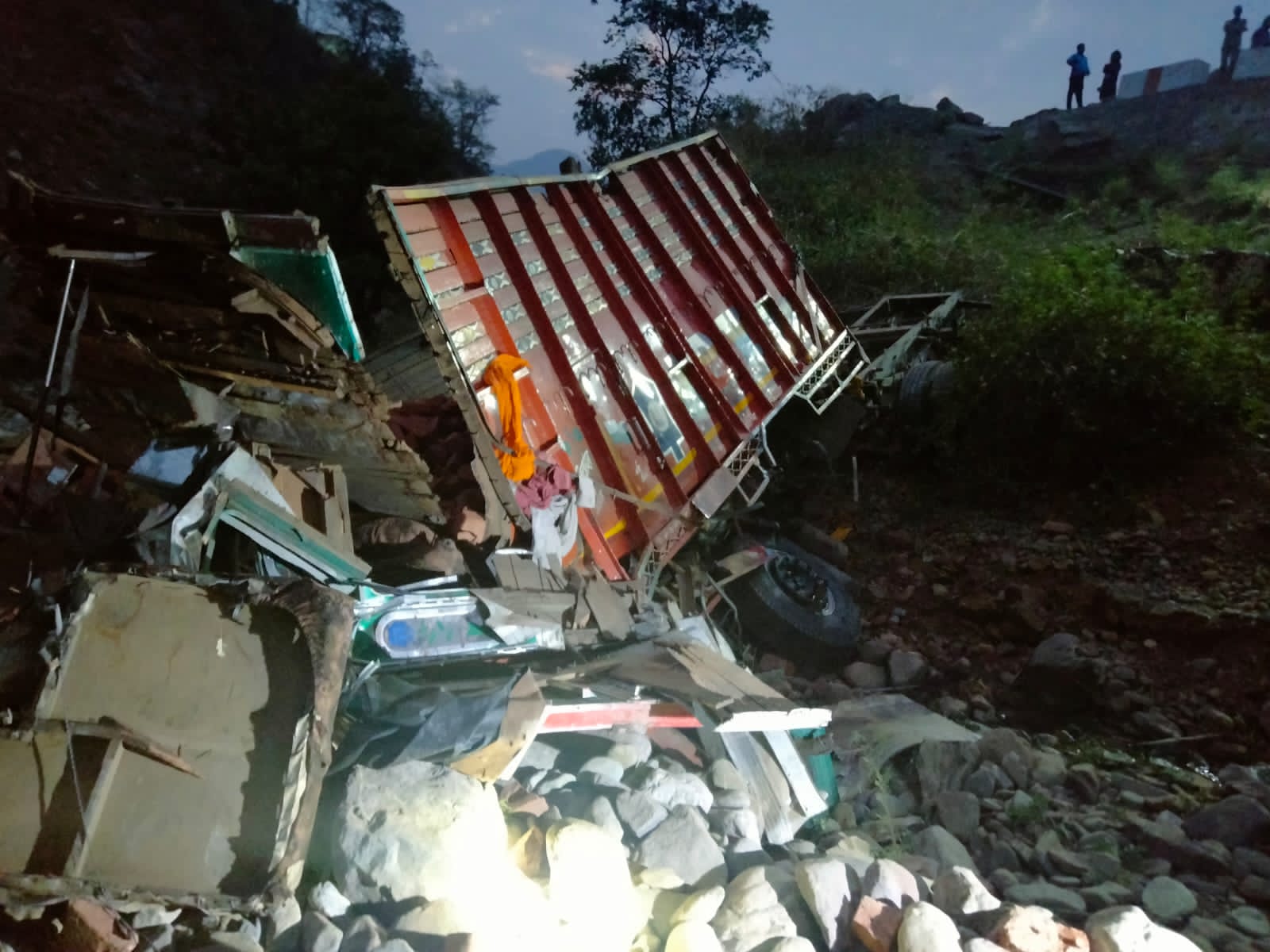 ईटों से भरा ट्रक श्रीनगर जाते हुए हुआ दुर्घटनाग्रस्त चालक की मौके पर मौत