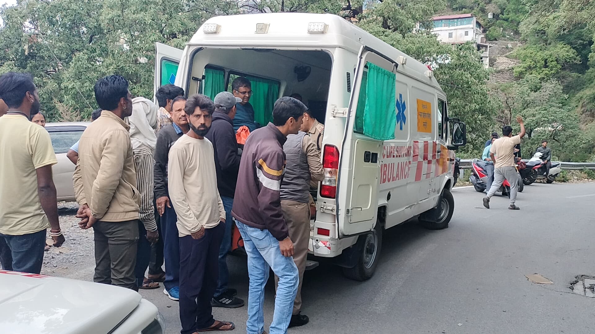 मसूरी में भीषण सड़क हादसा,पर्यटकों की कार खाई में गिरने से चालक सहित तीन घायल