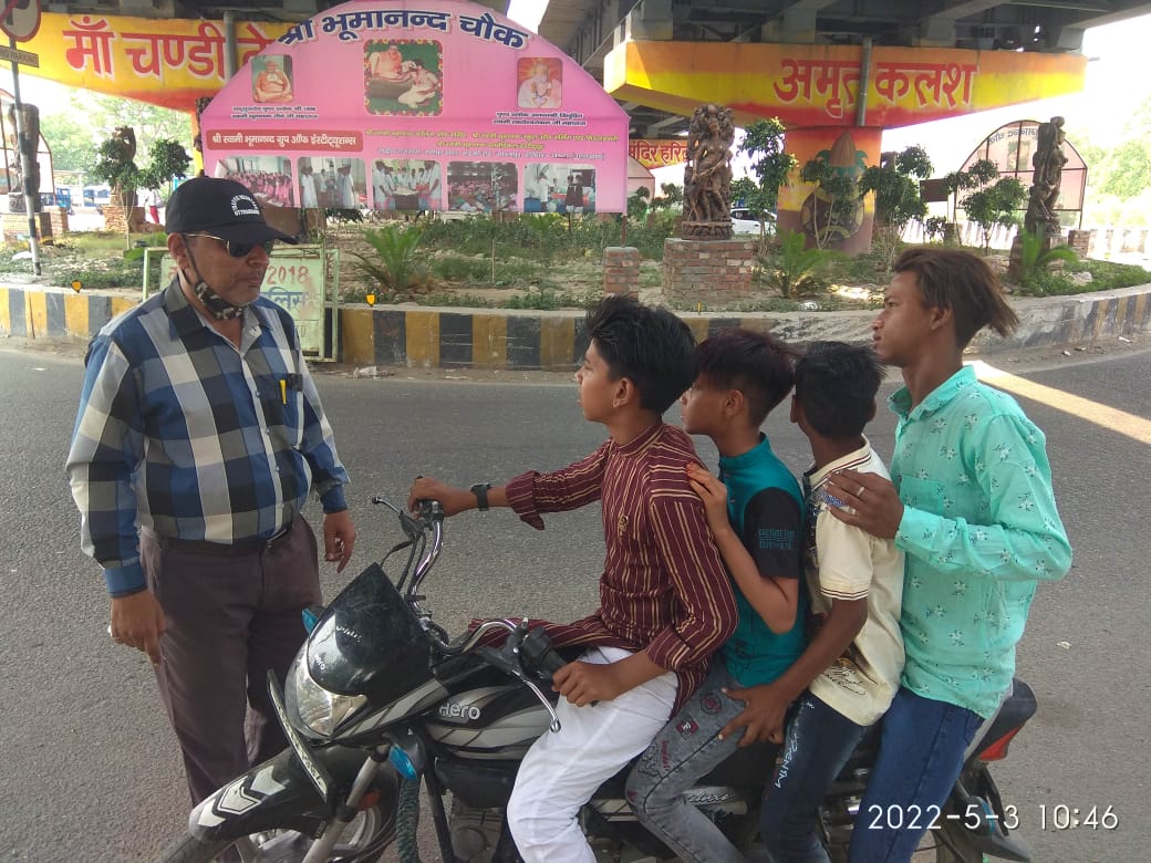 एक ही मोटरसाइकिल पर सवार थे 4 बच्चे ट्रैफिक वालंटियर ट्रेनिंग के दौरान चंडीगढ़ चौक का है मामला