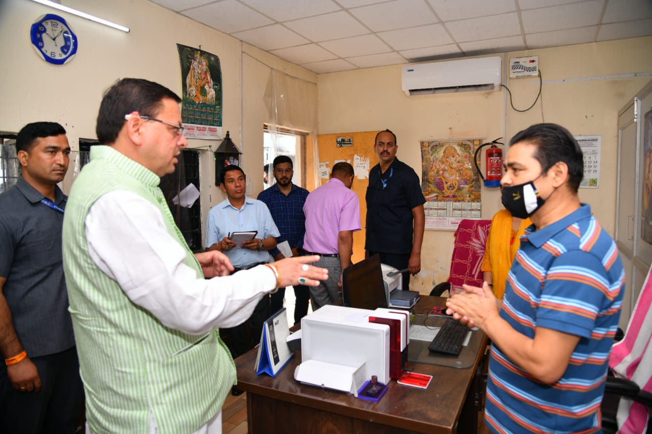मुख्यमंत्री ने किया आरटीओ कार्यालय का औचक निरीक्षण, समय से कार्यालय न पहुंचने पर आरटीओ दिनेश चंद्र पठोई को किया निलंबित
