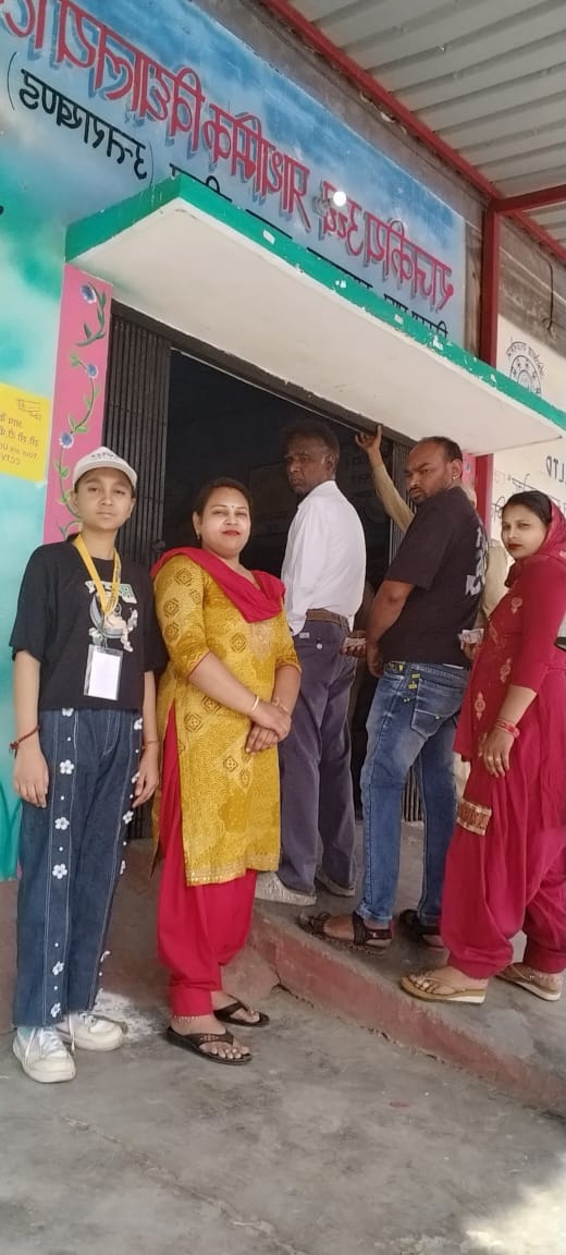 सरस्वती विद्या मंदिर भेल के एनएसएस स्वयंसेवियों ने मतदान में की दिव्यांगजनों,बुजुर्गों की मदद