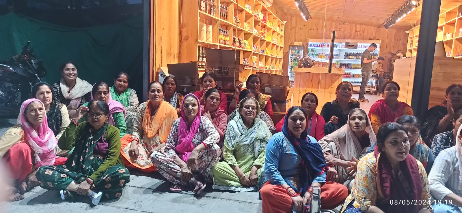 मसूरी भट्टा गांव में शराब की दुकान के विरोध में महिलाओं ने सरकार के खिलाफ की नारेबाजी