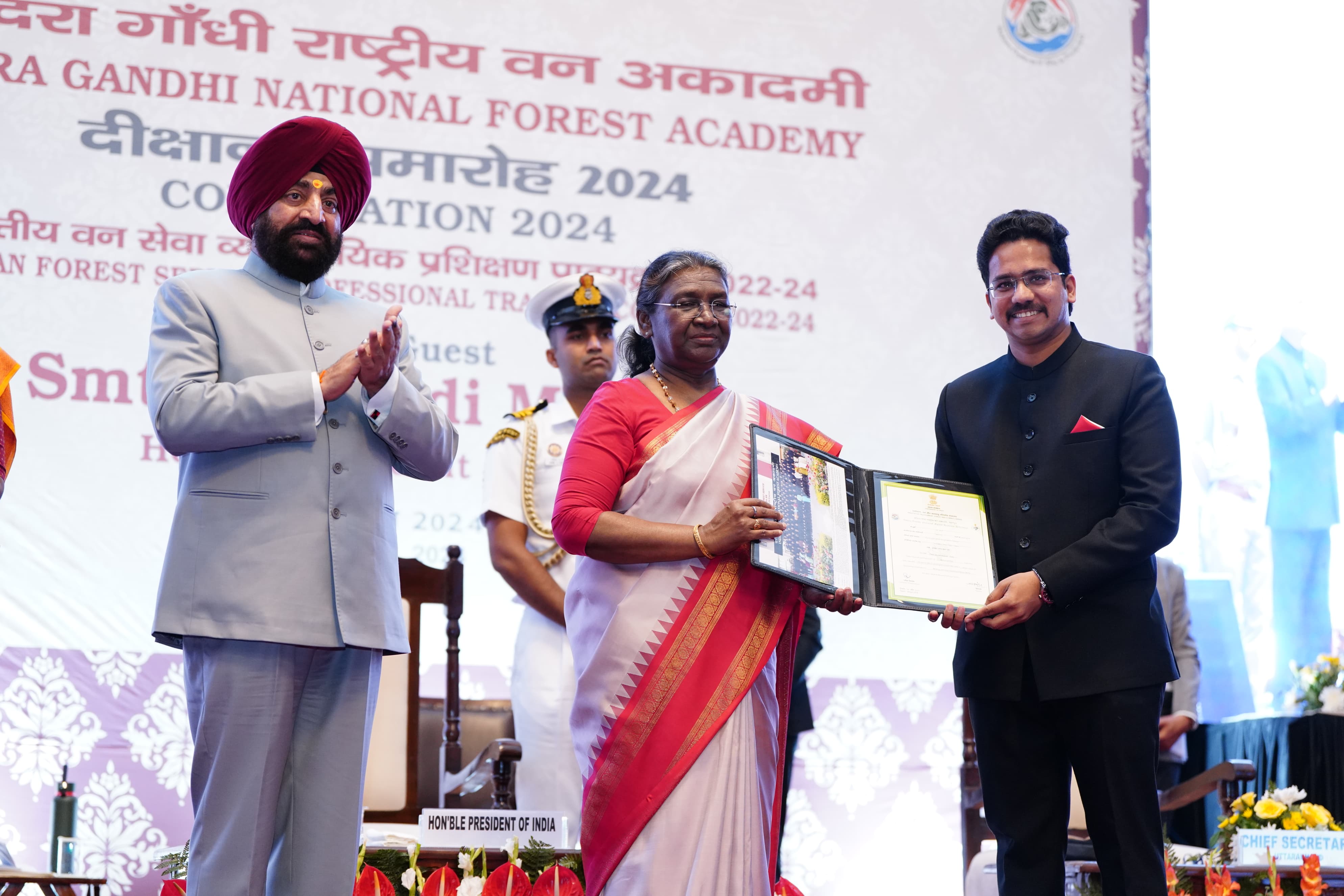 राष्ट्रपति ने भारतीय वन सेवा के परिवीक्षार्थियों को बांटे प्रमाण पत्र और पदक