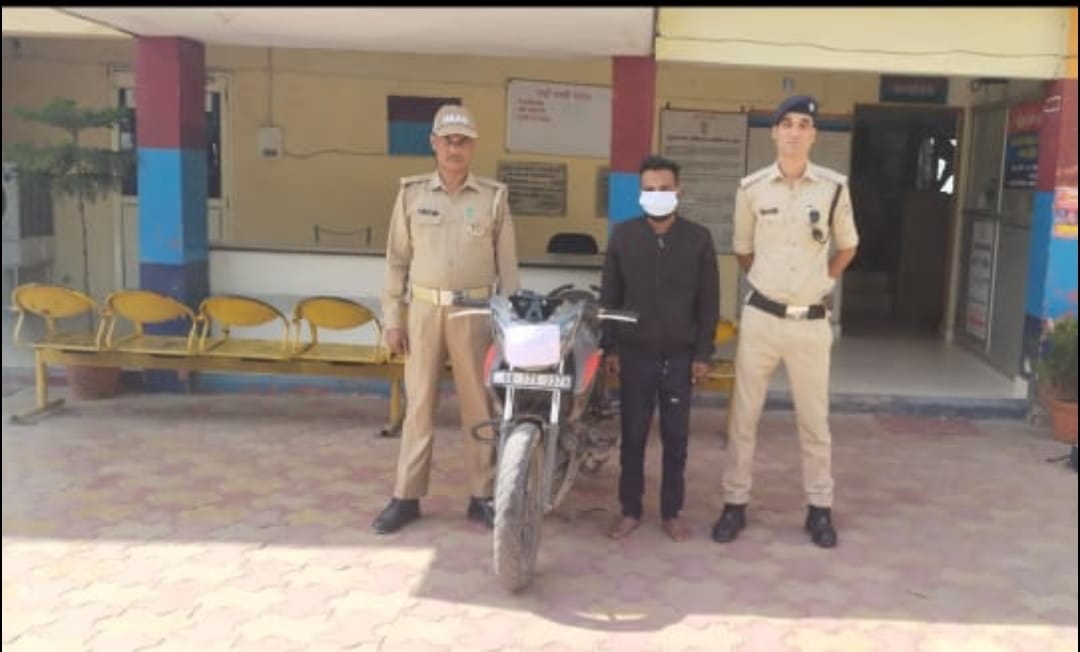 रुड़की पुलिस ने दबोचा शातिर वाहन चोर,बाइक बरामद
