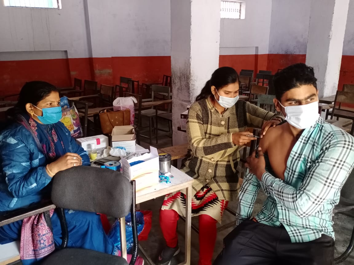 सुल्तानपुर के शिक्षा राज इंटर कॉलेज में 157 छात्रों का हुआ टीकाकरण